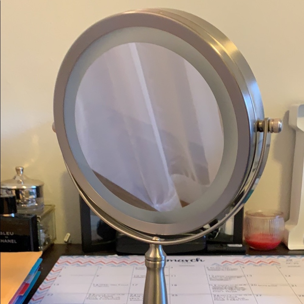 Battery Powered light up mirror